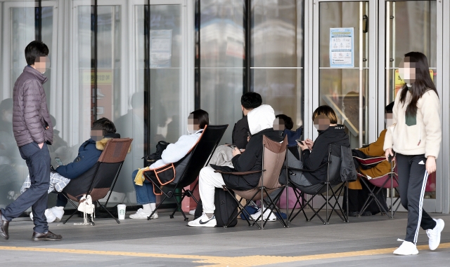 시민들이 대구 신세계백화점 샤넬 매장 오픈을 하루 앞둔 지난달 11일 오후 백화점 명품관 입구에서 줄을 서서 개장을 기다리고 있다. 뉴시스