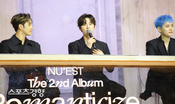 New xxt member Min Hyun answers questions in the regular 2nd album Romanticize showcassx held at the Yesx24 Live Hall in Gwangjin-gu on the 19th.
