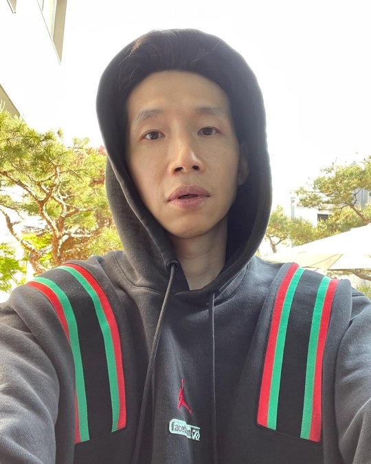 Actor Bong Tae-gyu showed off his warm visualsBong Tae-gyu posted a picture and a picture on his Instagram on the 19th, Take a picture called Selfie for a long time.In the photo, there is a picture of Bong Tae-gyu taking a selfie with Robin Hoody hat turned over.His blemish-free skin and concave features attract attention, especially Bong Tae-gyu, who also inspired admiration for his comfortable attire.Bong Tae-gyu played Lee Kyu-jin in the SBS drama Penthouse 2 which ended on the last two days.The audience will be re-visited with Penthouse season 3 in June.In 2015, he married photographer Park Hasisi and has one male and one female.Photo Bong Tae-gyu SNS