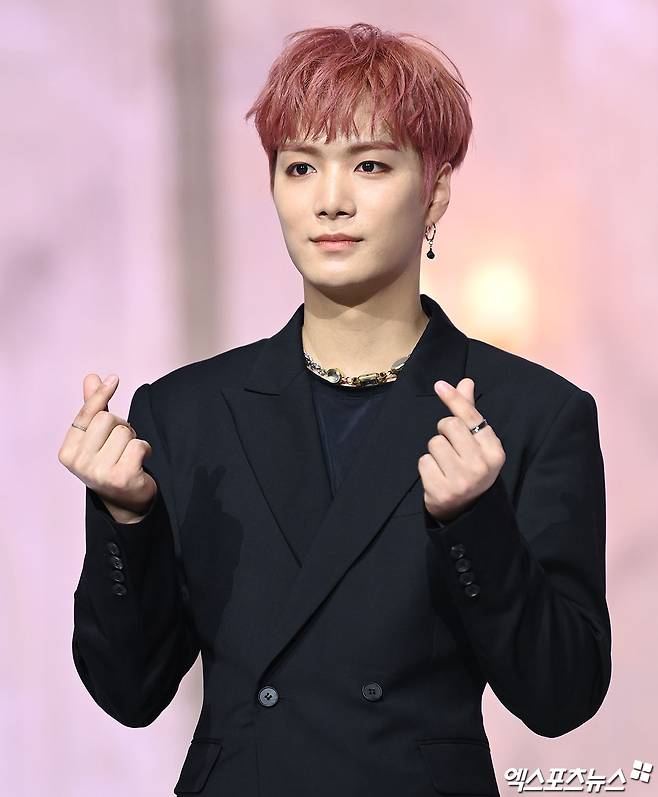 On the afternoon of the 19th, a showcase was held at the Yes 24 Live Hall in Seoul Gwangjang-dong to commemorate the release of the second regular album Romanticise.NUEST JR who attended the event has photo time.
