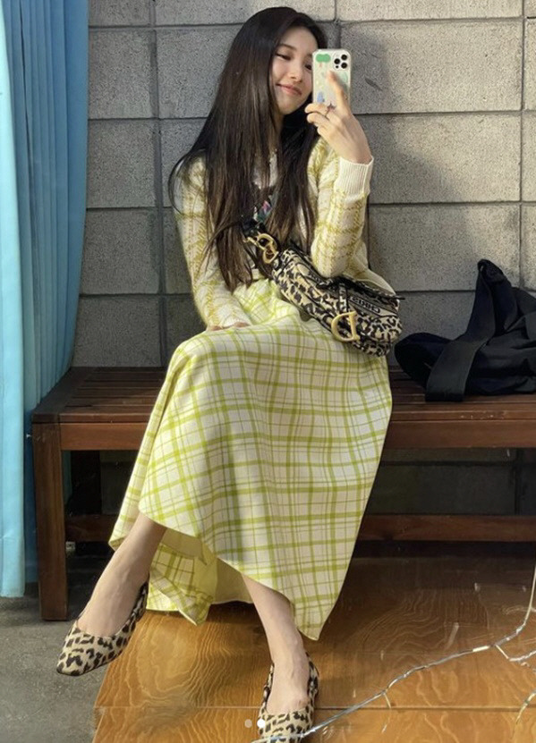 Singer and Actor Bae Suzy turned into a goddess of springBae Suzy posted two selfies on her Instagram account on Tuesday.In the open photo, Bae Suzy poses in a yellow checkered dress with a Hopi Reservation pattern bag and shoes.Bae Suzy, who showed a fashion that feels like spring, collects attention with her pure beautiful looks.Meanwhile, Bae Suzy was confirmed as the 57th Baeksang Arts Grand Prize MC held in Ilsan, Gyeonggi Province on May 13th.