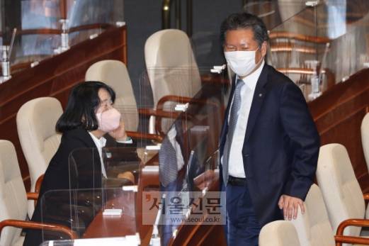 윤미향측 “본회의 있어 사과 받을 상황 아냐” - 더불어민주당 정청래 의원과 윤미향 의원이 20일 오후 국회 본회의장에서 대화를 나누고 있다. 2021. 4. 20 김명국 선임기자 daunso@seoul.co.kr