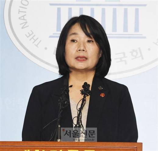 - 윤미향(전 정의기억연대 이사장) 더불어민주당 의원