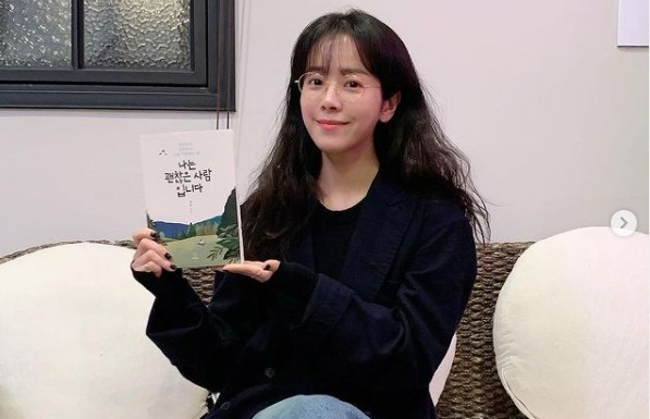 Actor Han Ji-min has revealed the recent charm of luscious charm.Han Ji-min recorded an audio book of I am a good person by Buddhist monk Jung-ryun on his Instagram on the 20th.Please listen to it through Naver Audio clip. The photos posted together show Han Ji-min holding a book by the Buddhist monk and smiling brightly in the recording room.Han Ji-min, who wears jeans in a barbaric coat, is admirable with her unprepared beauty, which also digests her glasses purely and lusciously.Meanwhile, Han Ji-min met fans through the movie Joe released last year.