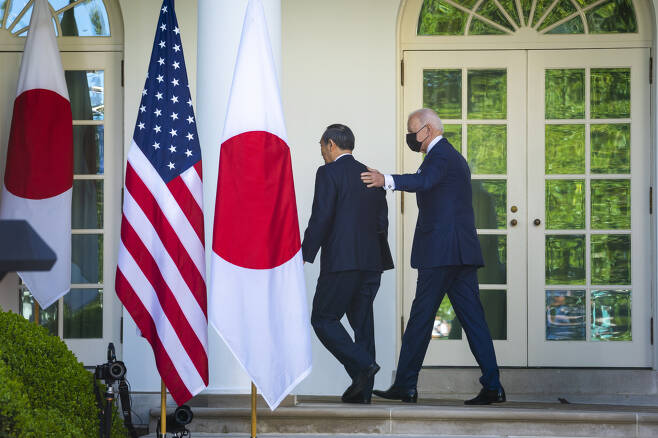 지난 16일(현지시간) 백악관 미일 정상회담 후 열린 기자회견에 참가했던 조 바이든(오른쪽) 미국 대통령과 스가 요시히데(菅義偉) 일본 총리가 회견장을 빠져나가고 있다. [EPA]