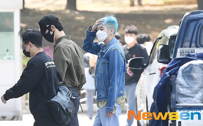NUEST Rennes (right) enters the SBS Mokdong office building in Yangcheon-gu, Seoul for the SBS Power FM Choi Hwa-jungs Power Time schedule on the afternoon of April 21.