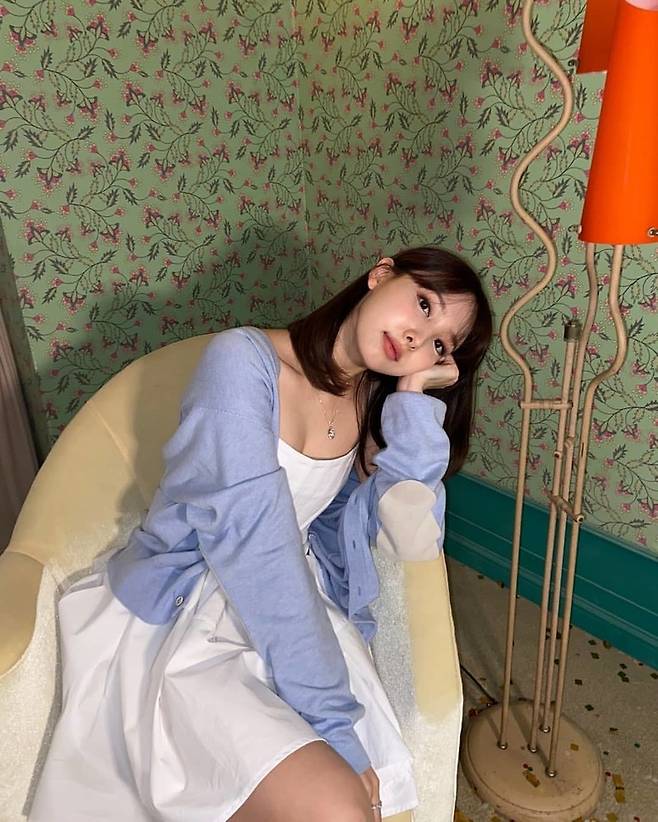 Group TWICE member Nayeon has reported on the latest.Nayeon posted several photos on April 21 with an article entitled KURA on the official Instagram of TWICE.Nayeon, pictured, is wearing a lavender cardigan and a white sleeveless dress. She poses in various ways, looking at the camera.Especially, a lovely and innocent visual like Rabbit caused fans to feel heartbeat.The netizens who watched this responded such as Pretty, Queen and Cute.On the other hand, TWICE, which Nayeon belongs to, pre-released the title song soundtrack and music video of the same name as Shinbo on April 21 ahead of the announcement of Japan single 8th album Kura Kura on May 12th.