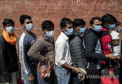 3월 11일 네팔 카트만두의 힌두교 사찰에 들어가기 위해 줄서있는 주민. [EPA=연합뉴스]