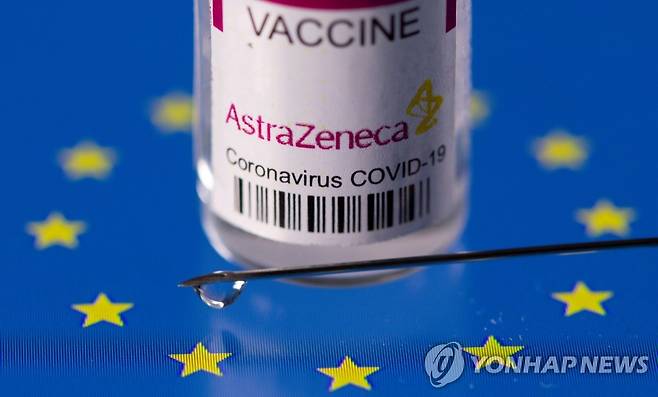 유럽의약품청이 접종 권고 유지한 AZ 백신 (제니차 로이터=연합뉴스) 유럽의약품청(EMA)은 지난 7일(현지시간) 다국적 제약사 아스트라제네카(AZ)의 신종 코로나바이러스 감염증(코로나19) 백신이 혈소판 감소를 동반하는 혈전 생성 사례와 관련이 있을 가능성이 있다고 밝혔다. 그러나 EMA는 이 백신의 전체적인 이익이 부작용의 위험성보다 크다는 기존 입장을 재확인하고, 전 성인을 대상으로 한 접종 권고를 유지했다. 사진은 유럽연합(EU) 국기 위에 놓인 AZ 코로나19 백신의 모습. sungok@yna.co.kr