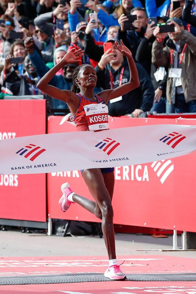 2019년 시카고 마라톤에서 케냐의 여성 마라토너 브리지드 코스게이는 ‘베이퍼플라이’를 신고 대회 기록을 90초 가까이 단축할 수 있었다.