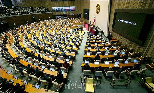 지난 2016년 12월 9일 서울 여의도 국회에서 열린 본회의에서 박근혜 대통령 탄핵안이 찬성 234, 반대 56, 무효 7, 기권 2인으로 가결되고 있다. ⓒ데일리안 박항구 기자