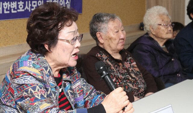 이용수(맨 왼쪽) 할머니를 비롯한 일본군 ‘위안부’ 피해자들이 2019년 11월13일 서울 민변 사무실에서 일본정부 상대 손해배상 청구 소송과 관련해 발언하고 있다. 백소아 기자
