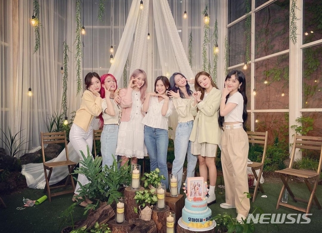 Group OH MY GIRL self-shafts 6th anniversary of debutOn the morning of the 22nd, OH MY GIRL member Arin posted a picture and a picture on his SNS, Today is already the 6th anniversary of OH MY GIRL.He said, Thank you so much for being with OH MY GIRL for six years, and I love you so much, and I love you.We thank our members, but I am always a little late, but I am sleeping .. Love.#omg6thAnniversary #0421, he added, as well.OH MY GIRL debuted on April 21, 2015, with a number of hits including Secret Gardens, Steaking Up and Dolphin.On May 10th, he will release his mini 8th album Deer OH MY GIRL. He will be working as the title song Dun Dunn Dance.sympathy media