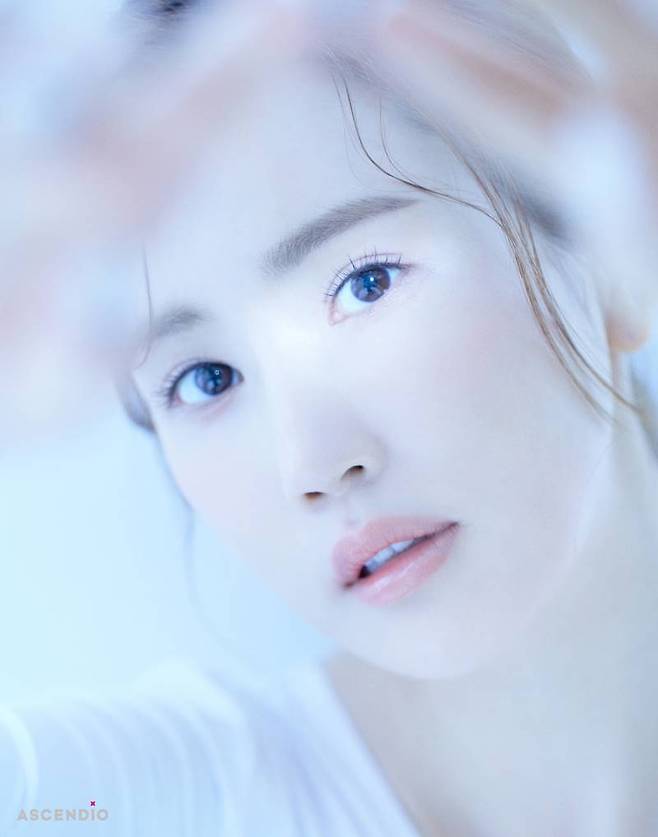 Actor Lee Da-hae has unveiled a new profile full of unrivaled actress Force.Recently, assen EXO D.O.She has been promoting active activities at home and abroad by announcing the news of Jong Ajax and Exclusive contract, and she is attracting attention by introducing a new profile picture with various charms from Cheongnyangmi to Sik and Alluring Aura.Lee Da-hae, who has been attracting many peoples attention with his usual trendy and sensual styling, completely digested all the shooting concepts on this day, creating different atmospheres for each costume and enhancing the perfection of the picture.He showed mature feminine beauty with natural poses, facial expressions, and deeper eyes from his long experience and know-how, and he created a sensual and sophisticated mood.Lee Da-hae is focusing his attention on unrealistic proportions and extraordinary fashion digestion.He is wearing a black wide pants and a short-sleeved crop jacket, and he is attracting attention by attracting a fascinating charm in an off-shoulder dress with a shoulder line.On the other hand, in black and white photographs, he shows his natural and innocent beauty.In addition, the two close-up cuts were filled with refreshing beauty.Without special makeup, it boasts elastic and clean skin, which is admiring, and it stimulates the excitement of those who stare at the camera with their eyes.On this day, Lee Da-hae showed meticulous monitoring of his appearance from time to time while shooting profile pictures, and led the atmosphere with bright and healthy energy.In addition, his warm and pleasant gesture is the back door that warmed the scene and made the filming scene warm.Lee Da-hae has signed an exclusive contract with Asen EXO D.O. Jong Ajax, a K-contents company, and is currently reviewing his next work.Photo Assen EXO D.O. Jong Ajax