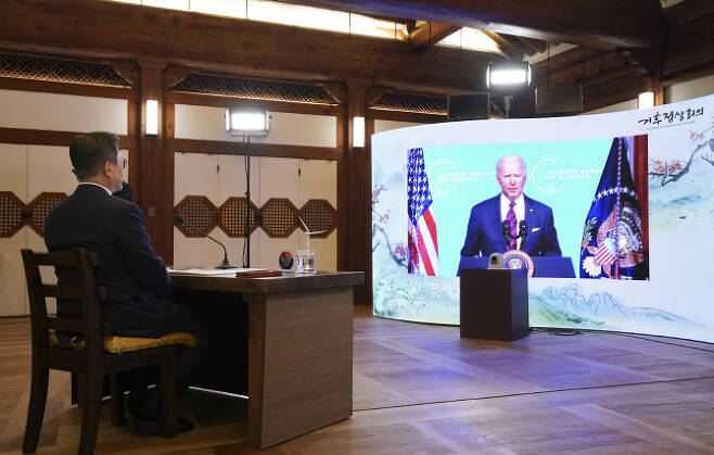 문재인 대통령이 22일 청와대 상춘재에서 화상으로 열린 기후정상회의에 참석, 조 바이든 미국 대통령 발언을 듣고 있다. (사진=연합뉴스)