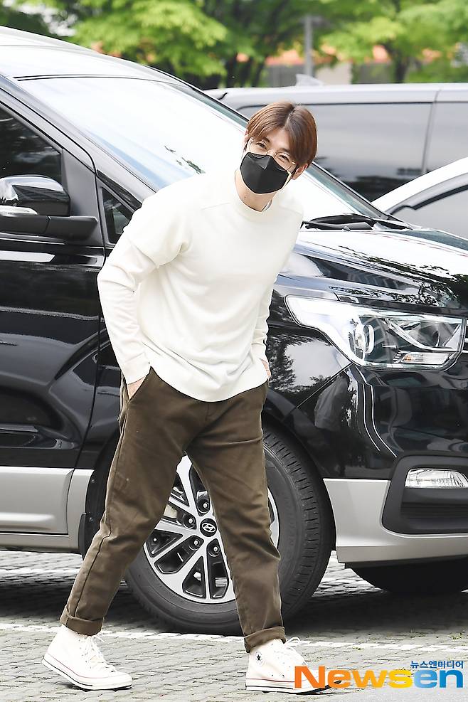 Singer Son Hoyoung is on his way to work to attend the SBS Love FM Huh Ji-woong Show radio schedule in SBS Mok-dong, Seoul Yangcheon District on April 23.