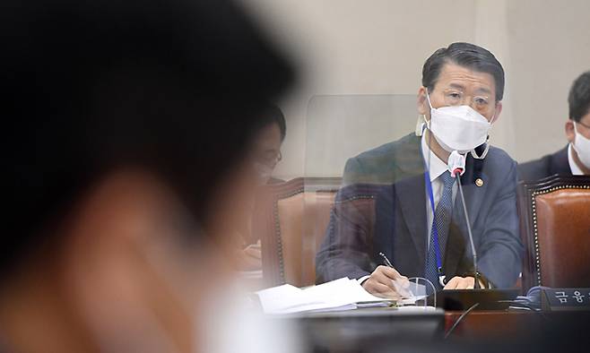 은성수 금융위원장이 22일 서울 여의도 국회에서 열린 정무위원회 전체회의에서 의원 질의에 답하고 있다. 연합뉴스