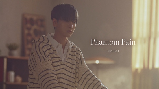 Super Junior Yesung heralded a performance in the new song Phantom Pain music video.Yesung will pre-release the music video for the new album Phantom Pain on YouTube, Naver TV and V LIVE SMTOWN channels at 6 p.m. today (23rd) ahead of the official release of the Mini 4 album on May 3.Yesung is a man who remembers and misses the past days while keeping his terminally ill lover, and is expected to maximize his immersion in the song by appearing directly in the new song Phantom Pain music video.The new song Phantom Pain in the indie pop genre is characterized by expressing the farewell that can not be overcome by the lyrics in contrast to fantastic.In addition, Yesung is expected to react hotly because it will release the new album Phantom Pain stage for the first time at Super Juniors online fan meeting in Japan.Meanwhile, Super Junior will be on the 25th from 5 pm Naver V LIVE Beyond LIVE (Beyond Love Live!) and LINE LIVE-VIEWING (Line Love Live!E.L.F-JAPAN 10th Anniversary ~ The SUPER Blue Party ~ (Elf Japan 10th anniversary ~ The Super Blue Party ~) is live broadcasted through channel.Photo: Mnet