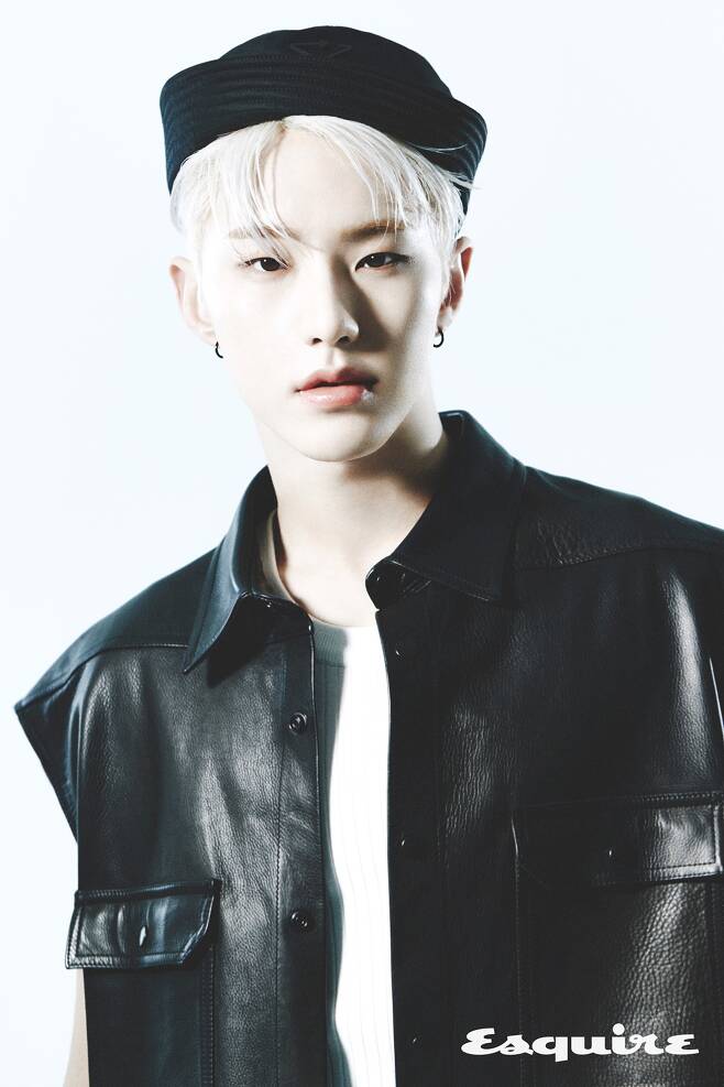 Hoshi of the group Seventeen has decorated the May issue of the mens fashion magazine Esquire.Seventeen Hoshi has gained a wide range of appeal through the May issue of fashion magazine Esquire.Hoshi in the picture doubled the chic charm with all black styling and charismatic eyes, and made a clean and intense impression with black and white.In addition, the whole body cut, which has a superior ratio, not only showed a sophisticated mood without any hesitation, but also a dynamic movement, which confirmed the dignity of the trendy performer.In the following interview, Hoshi said, I wanted to do well because it was my first solo song, about the first solo mix tape Spider released on April 2.I was the leader of the performance team at the eventeen, so I did not want to give up as much as dancing. When Hoshi asked about the driving force of the Seventeen, which was continuing its new record day by day, he cited constantness and teamwork. He said, We always say, Lets not lose the initials.If you devote yourself to it, you will be teased and fans will know it, he said. I understand, respect and consideration.I understand the difference and put the team first. Hoshi, who first worked with Esquire, showed a professional aspect of posing skillfully at the same time as shooting, and at the same time, it surprised the field staff by leading the atmosphere with unique bright energy.Hoshis pictorials and interviews can be found in the May issue of Esquire, and video content with various images of Hoshi in the photo shoot can be found on the Esquire Korea YouTube channel.On the other hand, Seventeen, which Hoshi belongs to, will hold a special talk show commemorating the release of Japans third single Hitorijanai on the 27th and a Japan Special online fan meeting SEVENTEEN 2021 JAPAN SPECIAL FANMEETING HARE.Photo: Esquire