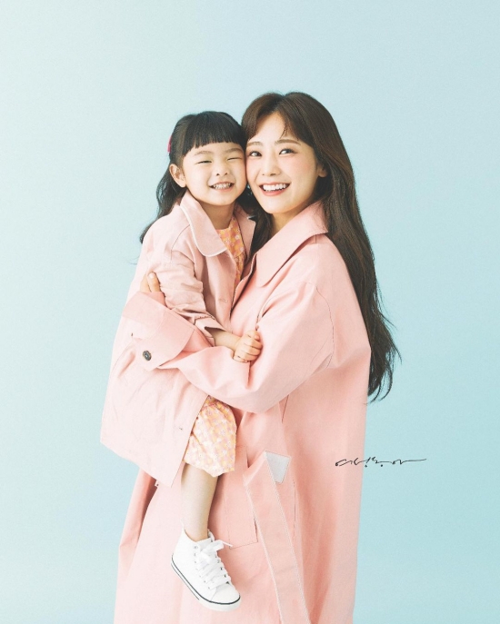 Moon Hee-joon Yul Jam Jam has become a magazine Model with her mother.On the 23rd, JAM2 HOUSE Fun House jam jam I shot jam and my mother and Magazine photo in May # jam jam # jam jam # jam jam # moon Hee rate #Moon Hee-joon # Honey jam # Honey jam # # Meet # and posted a picture.Jamjami (Moon Hee rate) in the photo poses as a magazine model with her mother So Yul.The warm mother and daughter of Jamjam and So Yul focused on the netizens.Meanwhile, Moon Hee-joon and So Yul are running the YouTube channel JAM2 HOUSE Fun House with Jam Jam Lee (Moon Hee rate).The channel currently has about 110,000 subscribers.JAM2 HOUSE Fun House is guiding the uploading day and upload time, saying, I meet every Friday at 6 pm .