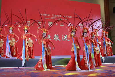 2021년 아시아 보아오포럼(BFA) 연례총회의 환영 만찬에서 댄스 공연을 하는 모습 (PRNewsfoto/Xinhua Silk Road)