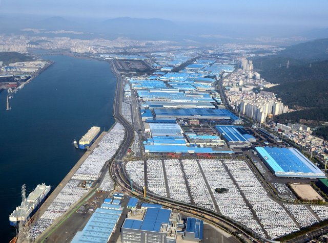 단일 공장으로는 세계 최대 규모의 생산기지 가운데 하나로 꼽히는 현대자동차 울산공장의 전경. 동아일보DB