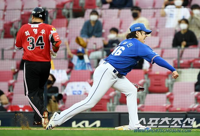 2021 KBO리그 KIA 타이거즈와 삼성 라이온즈의 경기가 24일 광주기아챔피언스필드에서 열렸다. 5회말 1사 1,3루 KIA 최형우를 병살 처리한 삼성 원태인이 포효하고 있다. 광주=박재만 기자 pjm@sportschosun.com