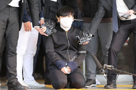 서울 노원구 아파트에서 '세 모녀'를 살해한 혐의를 받는 김태현. 김태현은 당시 퀵 서비스 기사로 위장해 피해자의 집을 침입했다. [이미지출처=연합뉴스]