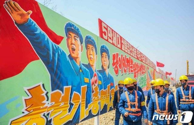 북한 관영 노동신문은 24일 3면에서 평양시 1만세대 살림집(주택) 건설 진행이 계획보다 빠르게 되고 있다며 선전 선동을 이어갔다. 신문은 살림집 건설에서 ‘’새로운 평양 속도‘’를 강조하며 “사회주의건설의 새로운 고조기, 격변기를 상징하는 주되는 공격전선”이라고 선전했다. (평양 노동신문=뉴스1)