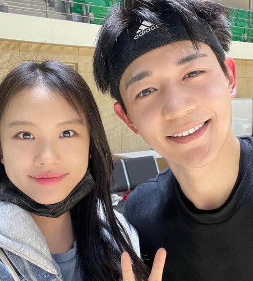 Former footballer Lee Dong-gooks first daughter Jash boasted a photo of her with group SHINee Minho.On the 25th, Jassie wrote on his Instagram that Minho The Uncle! And posted several photos.In the photo, he showed a beautiful visual and a bright smile alongside the refreshing re-shut of denim fashion and sportswear.On the other hand, Jashi is 15 years old this year and is 168cm tall, and the model is a dream, attracting netizens attention.