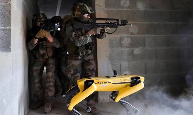 지난달 말 프랑스군이 수행하는 군사훈련에 투입된 4족보행 로봇 ‘스팟’. 프랑스군은 미래 전쟁터에서 사용될 로봇의 유용성을 평가하기 위해 스팟을 테스트 한 것으로 알려졌다. 출처: 프랑스 생시르육군사관학교