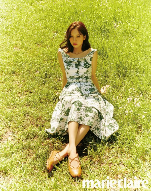 Actress Hyeri, who entered the comeback Countdown with the TVN drama The Lively Shaking Coming, which will be broadcast in May, presented a fashion picture with a lovely yet healthy energy through the May issue of Marie Claire.In this picture, which was shot in the background of various Jeju Island hot pRaces such as Shinhwa Garden, which is full of rape flowers, secret forests, mountain beaks, etc., Hyeri has digested various Spring summer fashion items with a unique loveliness as well as a mature and sophisticated appearance.In particular, he Matched the green pattern sleeveless top and skirt with brown Race-up ballet shoes to make a chic yet lovely look, followed by a blue chain strap bag in denim shorts and a natural release of sophisticated urban sensibility in nature.It is also the back door that received praise from the staffs called Hyeri by mixing white ruffle shirts and beige skirts with black horn glasses in the background of the rape flower field of the Shinhwa garden.Actor Hyeris picture, which is constantly growing as an Actor through various drama characters, can be found in the May issue of Marie Claire and the Marie Claire website.