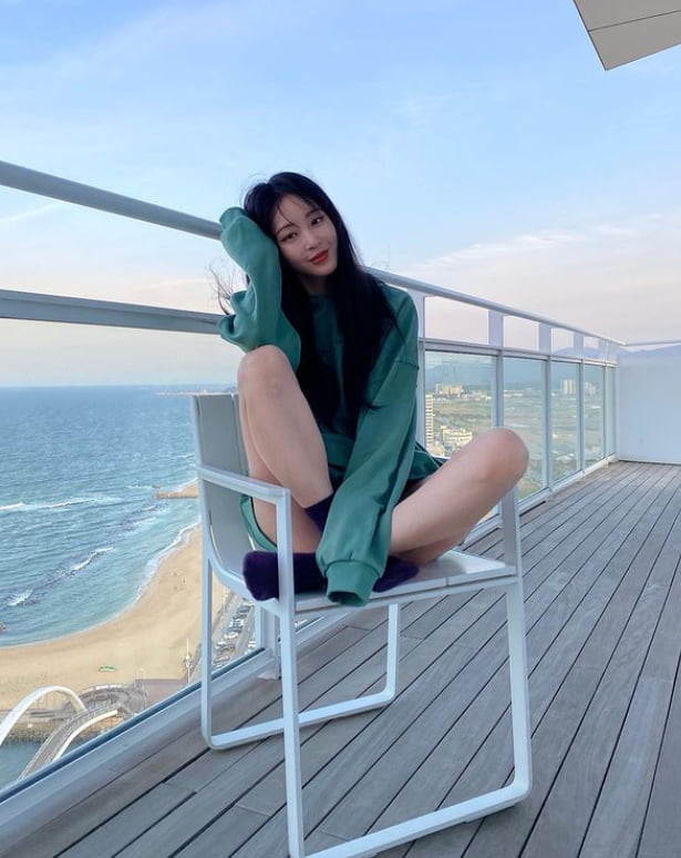 Actor Han Ye-seul has revealed her picture following her mother and proved to be superior mother and daughter.Han Ye-seul posted a picture on his stargram on the 26th without any comment.Han Ye-seul in the photo poses with a relaxed look on a hotel terrace with an impressive Océan view.Especially in his 40s, he still shows off his beautiful beauty and doll body.Han Ye-seul previously revealed her mother looking at the sea.Han Ye-seuls mother in the photo was a hot topic because she showed a superior visual that was just as good as her daughter even though she only showed her side.Han Ye-seul will expire his exclusive contract with his current agency Partners Park at the end of June, and he will not renew his contract.a fairy tale that children and adults hear togetherstar behind photoℑat the same time as the latest issue