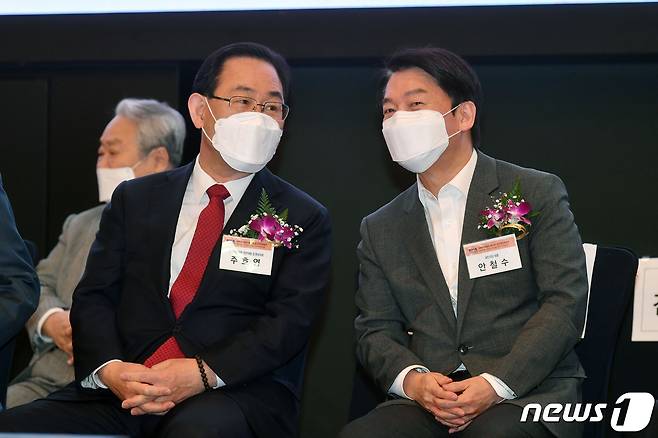 주호영 국민의힘 대표 권한대행(왼쪽)과 안철수 국민의당 대표가 25일 오전 서울 서초구 더케이호텔에서 열린 대한의사협회 제73회 정기총회에 참석해 대화하고 있다. 2021.4.25/뉴스1 © News1 구윤성 기자