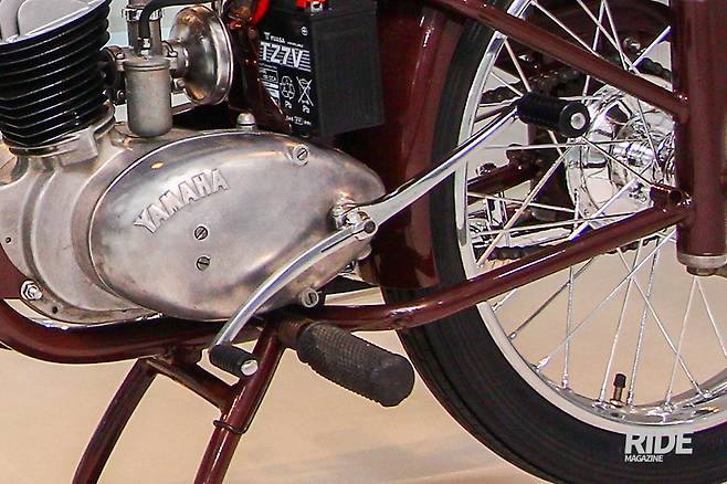 킥스타터와 변속레버를 하나의 축으로 묶는 등 편의성을 높이기 위한 독창적인 아이디어가 더해졌다.