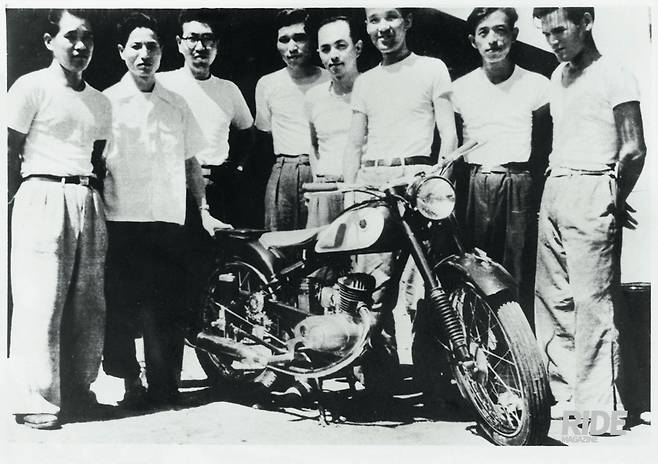 야마하의 첫 모터사이클 YA-1과 개발에 참여한 직원들.
