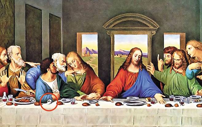 소금은 '불변의 약속'… '최후의 만찬'서 유다의 소금그릇 엎어져 '배신' 상징 - 구약성경은 신과 사람의 영원히 변하지 않는 거룩한 인연을‘소금의 계약’이라고 표현했다. 예수와 제자들의‘최후의 만찬’에서, 돈주머니를 움켜쥔 유다 앞에는 소금 그릇이 엎어져 있다(빨간 원 안). 유다가 곧 예수를 배신할 것임을 쏟아진 소금으로 상징한 것이다. 문명은 소금을 구할 수 있는 곳에서 시작됐고, 소금의 역사 곳곳에는 유대인의 자취가 서려 있다. 그림은 레오나르도 다빈치의 '최후의 만찬'을 베껴 선명하게 그린 작품. 원화는 색상이 바래 육안으로 구분하기가 어렵다. /위키피디아