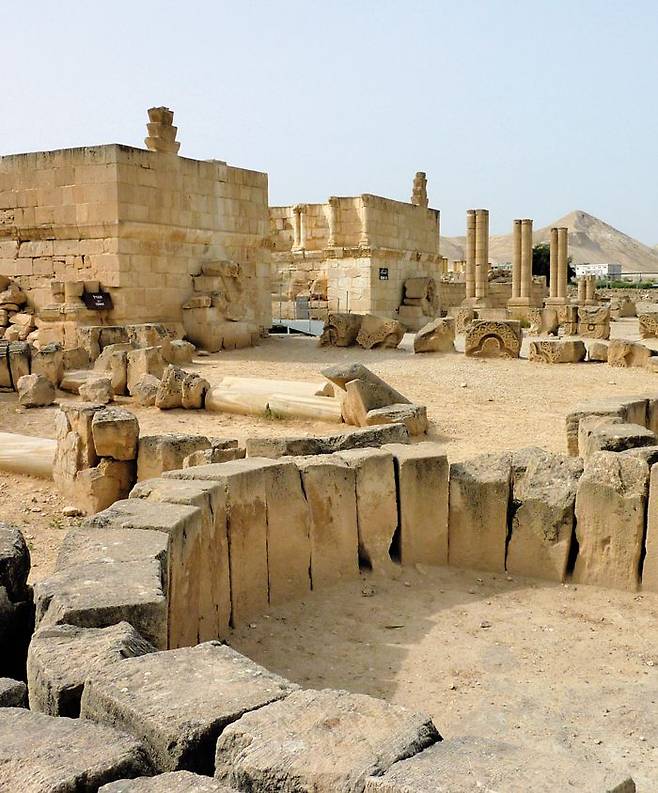 '인류 첫 도시' 예리코 유적 - 팔레스타인 자치 구역인 요르단강 서안지구의 예리코 유적지. 소금을 구할 수 있는 사해와 인접한 예리코에는 일찍부터 고대인들이 정착해 요르단강과 샘물로 밀과 보리농사를 지으며 살았다. 예리코는 소아시아와 이집트를 잇는 통상 요충지이기도 했다. /DYKT Mohigan/위키피디아