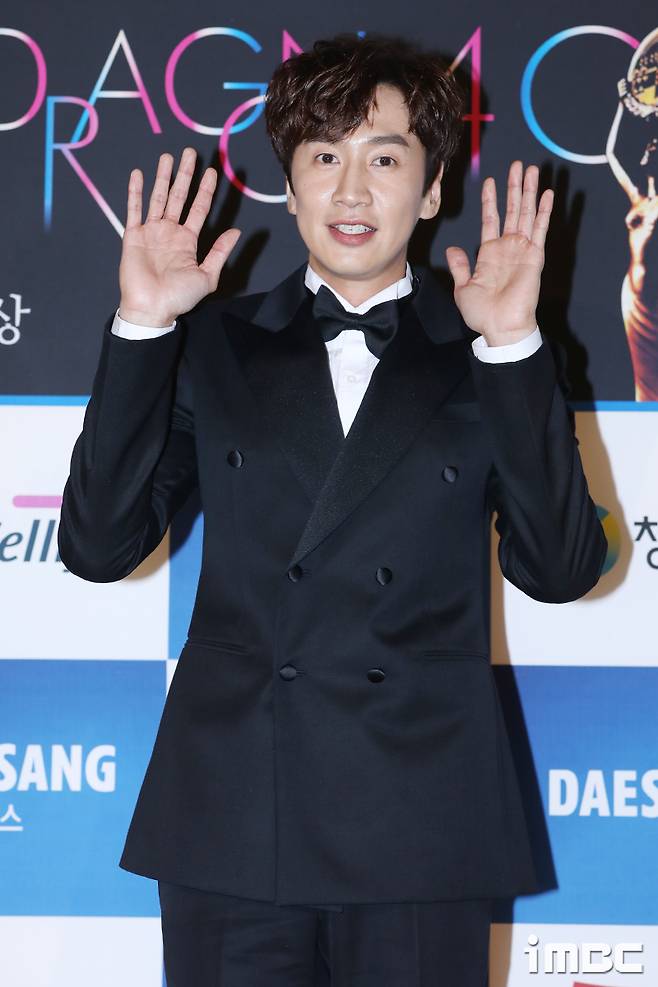 Actor Lee Kwang-soo diesjoint in Running ManKing Kong by Starship said on May 27, Lee Kwang-soo will announce that he will be disjointed in SBS entertainment program Running Man last May 24th.Lee Kwang-soo was undergoing steady rehabilitation treatment due to injuries caused by Acid last year, but there were some difficult parts to maintain the best condition when shooting, the agency said. Since the Acid, members, production crews and agency have decided to have time to reorganize their bodies and minds after a long discussion.It was not easy to make a decision to disjoint in the program Yi Gi, which has been in a short period of 11 years, but I decided that it would take physical time to show better things in future activities.I sincerely thank you for your interest and love for Lee Kwang-soo through Running Man and Lee Kwang-soo promised to greet you with a healthy and bright look.hereinafter King Kong by Starship Official Admission SpecialHello, Im King Kong by Starship.Actor Lee Kwang-soo will announce that he will be disjointed on SBS <Running Man> for the last time on May 24th (Month).Lee Kwang-soo was undergoing steady rehabilitation treatment due to injuries caused by Acid last year, but there were some parts that were difficult to maintain the best condition when shooting.Since the Acident, I have decided to have time to reorganize my body and mind after a long discussion with members, production crew, and agency.It was not easy to decide that the program Yi Gi, who had been in a short period of 11 years, was disjoint, but I decided that it would take physical time to show better things in future activities.I would like to express my sincere gratitude to Lee Kwang-soo for his interest and love through the Running Man. I will greet Lee Kwang-soo in a healthy and bright manner.Thank you.iMBC  Photo iMBC DB