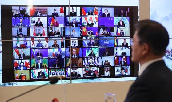 지난 22일 문재인 대통령이 청와대 상춘재에서 화상으로 열린 기후정상회의에 참석했다. 처음으로 '해외 석탄발전 사업 신규 투자 중단'을 공언했지만, 시민사회단체들 사이에선 실효성 없는 선언이라는 지적이 이어졌다. 연합뉴스