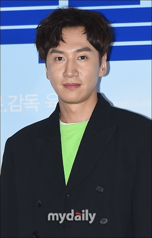Actor Lee Kwang-soo diesjoint on SBS Running ManOn May 27, Lee Kwang-soos agency, King Kong by-Starship, said, Actor Lee Kwang-soo will be disjointed on SBS Running Man for the last time on May 24th.I was in a steady rehabilitation treatment due to injuries caused by an accident last year, but there were some parts that were difficult to maintain the best condition when shooting, the agency said. Since the accident, I decided to have time to reorganize my body and mind after a long discussion with members, production team and agency. He said.It was not easy to make a decision to disjoint because it was a program that had a short period of 11 years, but I decided that it would take physical time to show better things in future activities.Finally, I would like to express my sincere gratitude to Lee Kwang-soo for his interest and love through Running Man and thank Lee Kwang-soo for his healthy and bright appearance. Lee Kwang-soo is a member of the first year since the first broadcast of Running Man in July 2010.Lee Kwang-soo has gained various nicknames such as giraffes, icons of betrayal, and bums, and has gained a nickname of Asia Prince, especially popular throughout Asia.Lee Kwang-soo, who has become one of the best Korean Wave stars, has won the 2010 New Year Award at the SBS Entertainment Awards, the 2011 Variety Mens New Artist Award, the 2014 Variety Mens Excellence Award, and the Variety Mens Grand Prize in 2016.In 2016, Running Man was caught in noise, including one-sided disjoint notification and new member input, and eventually declared its end.In such a complicated situation, Lee Kwang-soo won the Grand Prize and said, We are grateful to all our production team, all the staff who have worked hard to protect Running Man.I will take care of the beauty of the kind. I will do my best to give a healthy smile to the end. Fortunately, the end of Running Man was canceled, and Lee Kwang-soo proved to be a hot hit with the Running Man in 2018 and the SNS Star in 2019.However, Lee Kwang-soo suffered a right ankle fracture in a car accident last February.At the time, Lee Kwang-soo returned to Running Man after two weeks with crutches on his ankle after surgery.Despite this passion, Lee Kwang-soo left Running Man due to aftereffects.Running Man side also decided to respect Lee Kwang-soos doctor.Production team said, Even though I was not in the best condition after the traffic accident last year, I was able to rehabilitate and shoot Running Man with affection and responsibility for Running Man. Despite Lee Kwang-soos efforts, it was difficult to do this together and the production team talked about the troubles. I was sadly beautiful, but I would like to ask Lee Kwang-soo and his members who made a hard decision to warmly support and encourage the viewers, and the Running Man members and production team will also support Newt member Lee Kwang-soo In the meantime, Lee Kwang-soo has been loved by many members with his strong breathing and stable chemistry with Running Man members.Lee Kwang-soos disjoint, the first year member of Running Man was Yoo Jae-Suk, Ji Seok-jin, Kim Jong-guk and Haha.