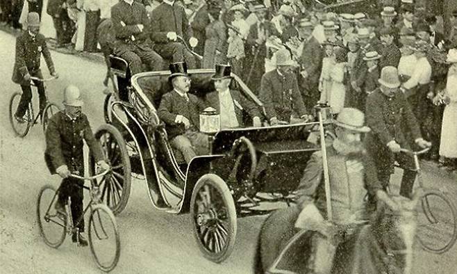 1902년 시어도어 루스벨트 대통령(왼쪽)이 전기자동차를 타고 거리를 지나고 있다. 미국 대통령이 최초로 탄 자동차는 전기자동차였다.