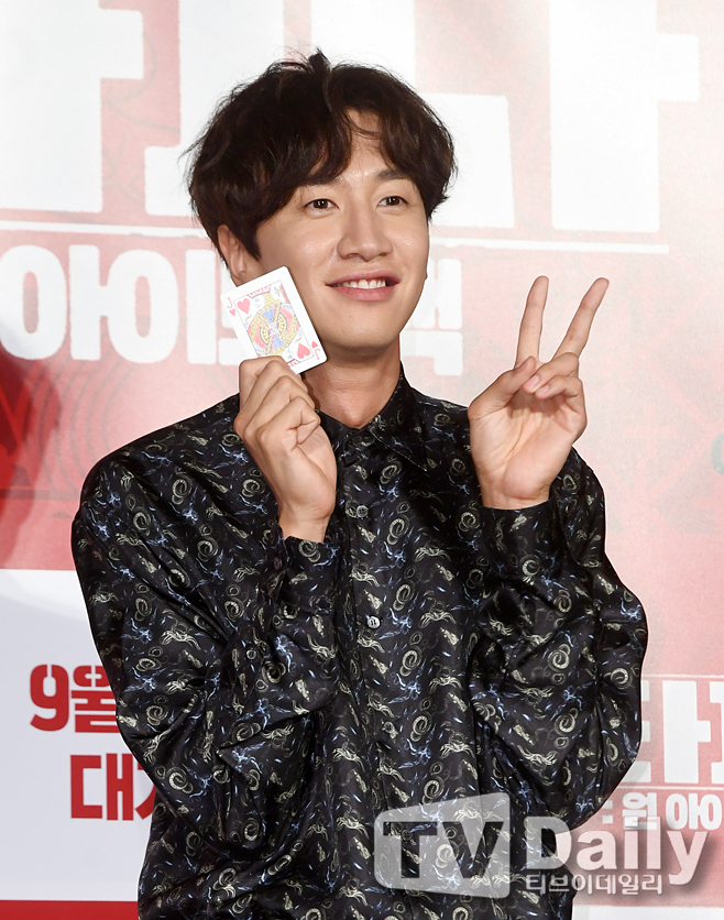 Actor Lee Kwang-soo leaves Running ManThe audience is deeply disappointed by his disjoint news, which has been with him for 11 years as a first year member.King Kong by Starship said on the 27th, Lee Kwang-soo will be disjointed at SBS entertainment program Running Man last time on the 24th.Lee Kwang-soo was undergoing steady rehabilitation treatment due to injuries caused by an accident last year, but there were some areas where it was difficult to maintain the best condition when shooting.After the accident, I decided to have time to reorganize after a long discussion with members, production crew, and agency. The agency added, Since it was a program that was not a short period of 11 years, it was not easy to decide that it was disjoint, but I decided that it needed physical time to show better things in future activities.Running Man also said on the same day, Members and crew have been discussing Lee Kwang-soo and the program disjoint for a long time.I decided to respect his disjoint doctor, he said.The production team said, Even though I was not in the best condition, I was rehabilitated and filmed Running Man at the same time with affection and responsibility for Running Man.But despite Lee Kwang-soos efforts, it was difficult to do it together. I wanted to be with Lee Kwang-soo for a longer time, but Lee Kwang-soo as a member of Running Man was also important, so I decided to respect his decision after a long conversation.I am sorry to have a beautiful farewell, but I would like to ask Lee Kwang-soo and members who made a hard decision to warm up. Lee Kwang-soo joined the Running Man, which was first broadcast in 2010, and received a lot of love from viewers for 11 years.He earned nicknames such as Traffian Giraffe and Asian Prince, and he wittyly digested different concept missions every time.Especially, Lee Kwang-soo and members activities Running Man enjoyed great popularity not only in Korea but also overseas, and got the modifier Korean Wave Entertainment.He has also met with more than 50,000 fans in seven cities in six countries for three years since 2017.Lee Kwang-soo has shown the most watery sense of entertainment among Running Man members until recently.Therefore, his disjoint news due to the aftermath of a traffic accident is coming as a big shock to fans.Lee Kwang-soos disjoint is expected to have a major impact on Running Man.It is expected that the burden of members who have to lead Running Man without him who boasted a unique presence is also considerable.