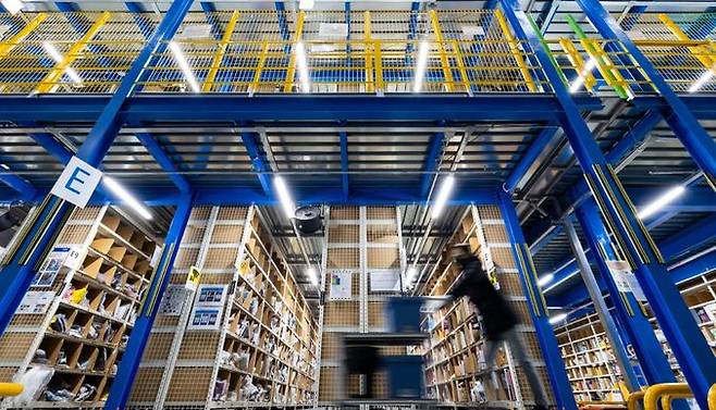 S-1 증권거래신고서에 소개된 쿠팡 물류센터. 아마존의 풀필먼트센터(FBA)를 본떠 운영되고 있다.
