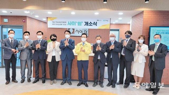 26일 서울 강남구 청소년 심리지원센터 사이쉼 개소식이 열렸다. 정순균 강남구 구청장(가운데)과 한용대 강남구 구의회 의장(왼쪽 5번째), 양오승 강남구 보건소장(오른쪽 첫 번째) 등 30여 명이 이날 개소식에 참석했다. 이진한 의학전문기자·의사 likeday@donga.com