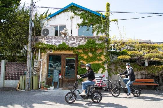 강릉 구도심 지역인 명주동에는 독특한 분위기의 카페가 많다.