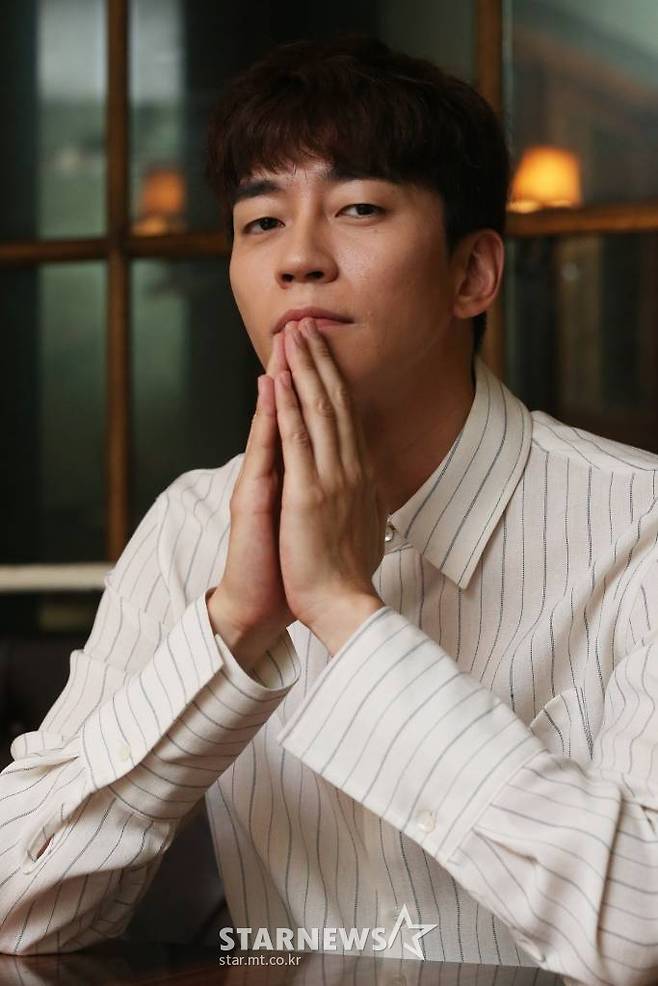 Shin Sung-rok, who tested positive for COVID-19 test, will not participate in the All The Butlers photo shot scheduled for next week, according to SBS.As a result, All The Butlers plans to carry out a photo shot with four people including Lee Seung-gi, a two-way car, Eunwoo Kim Dong-Hyun.Shin Sung-rok was tested positive for COVID-19 during self-isolation, said Shin Sung-rok, an official of HB Entertainment, a Shin Sung-rok agency.Shin Sung-rok was tested on the COVID-19 tested positive news of Actor Son Jun-ho, who appeared in the musical Dracula on the 24th, and a negative response came out.According to the official, however, he felt conditional during self-isolation and was voluntarily re-tested and subsequently tested positive.All The Butlers plans to continue the photo shot as scheduled, except for Shin Sung-rok, who is currently being treated at the Life Therapy Center.SBS officials said, Since the last photo shot of All The Butlers was before the overlap of Shin Sung-rok and Son Jun-ho, the rest of the members and crew are not subject to COVID-19 inspection. Photo shot is likely to proceed as scheduled. 
