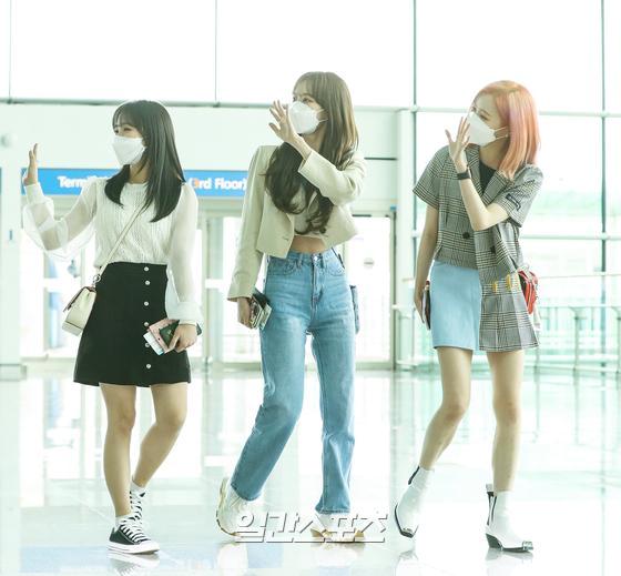 Nako, Sakura and Hitomi of the group IZ*ONE are leaving for Japan through Incheon International Airport on the morning of the 29th.