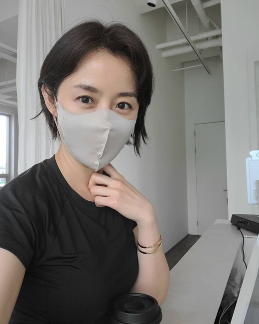 Lee Ha Jung, 43, a former announcer, revealed his relaxed routine.Lee Ha Jung posted a picture on his 29th day with his article I look really tired before I work out in the morning Pilates and I am tired.Lee Ha Jung said, Today I will fill three times this week and come again tomorrow.When you do not have a program, do your best to exercise hard, he said after the TV drama My wifes taste End.Lee Ha Jung in the public photo poses in the background of the Pilates academy.Lee Ha Jungs diligence, which he manages steadily with Pilates, is admirable: Lee Ha Jung is a cluttered figure, including a comfortable black T-shirt and unset hair.But the clear, large eyes, immaculate skin, shines Lee Ha Jungs beauty.Lee Ha Jung has a marriage with actor Jung Jun-ho (53) in 2011 and has one male and one female.Recently, he appeared on the End TV Chosun Fat of Wife and released his familys daily life.