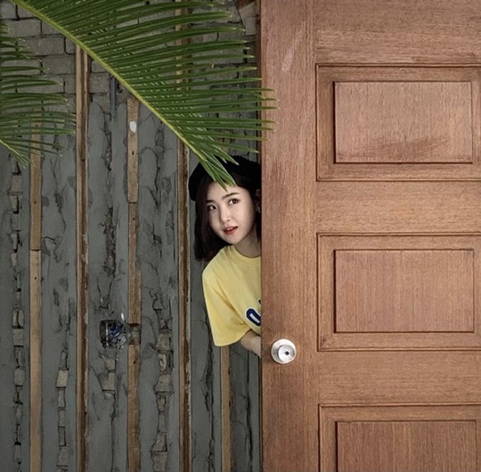 Yuna, a member of the group Brave Girls, showed off her cute beauty.Yuna posted a picture of her behind the door on her 29th instagram.In the photo, Yuna hid behind the door and glanced at her side, showing a lovely charm, her small face and distinct features catching her eye.The netizens who saw this responded such as This is a pose of a person who knows that he is cute and the heart is likely to come out.On the other hand, Brave Girls, who belongs to Yuna, is loved by a comeback on the chart song Rolin.Photo l Yuna SNS
